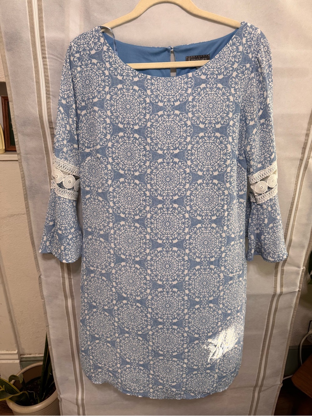 Luxology Light Blue and White Medallion Shift Dress size-size 8